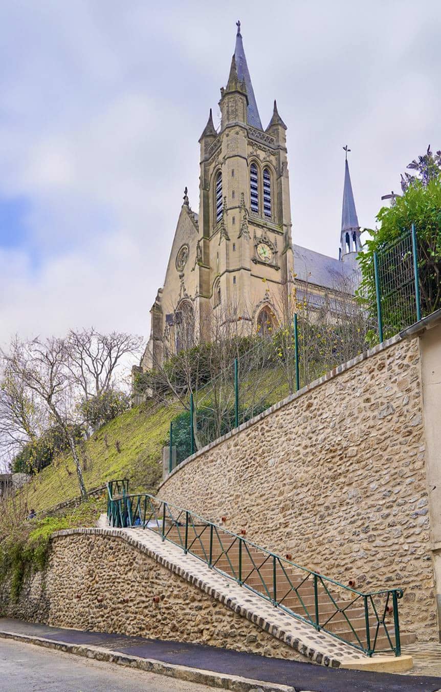 La Collégiale Saint-Martin et son mur restauré