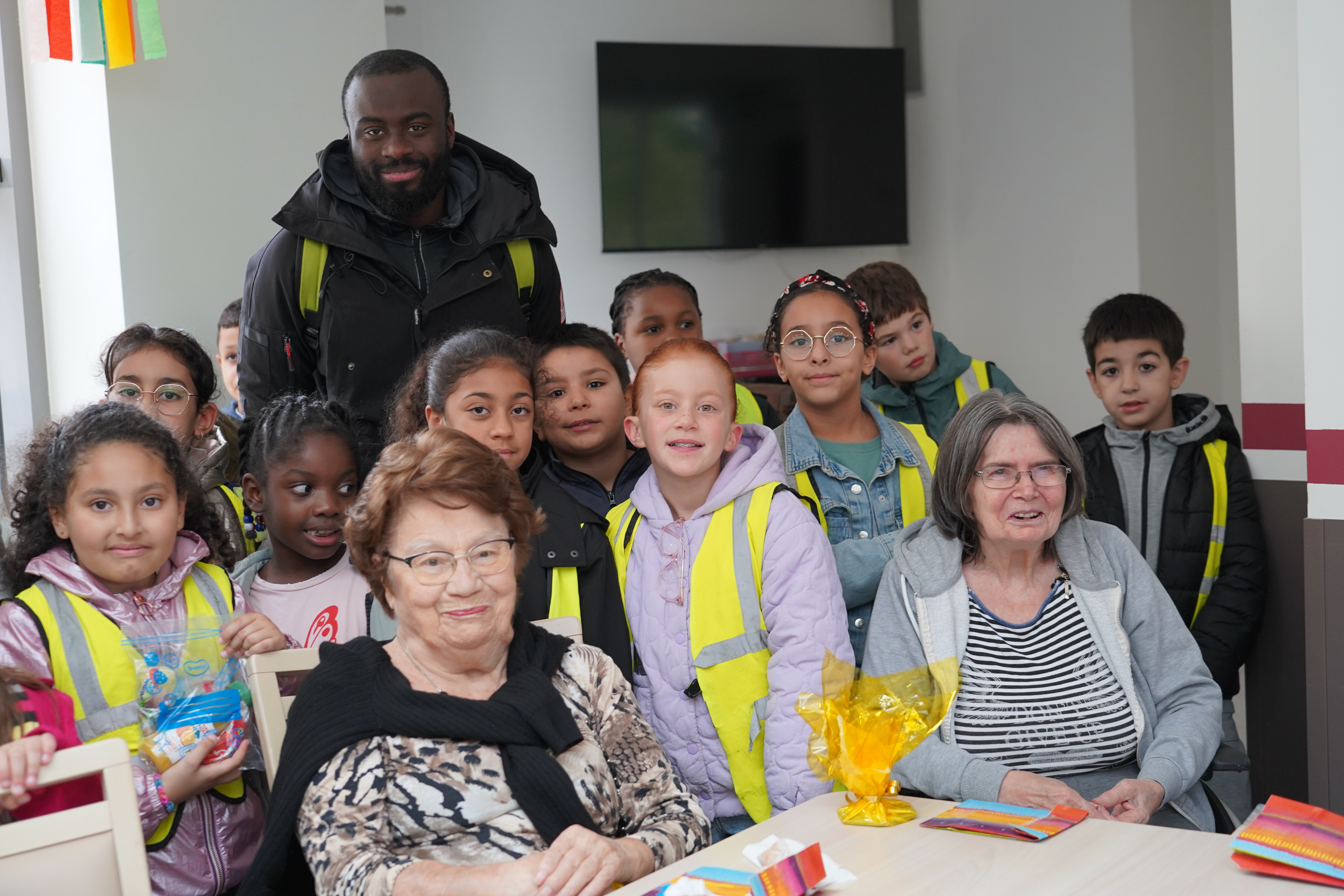 Photo groupé des seniors et enfants